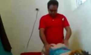 Трима sekes xxx души заплашиха с удар с оръжие.