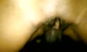 Човек в колата, pòŕño за да отиде на разходка, курва на улицата и камък в кабината