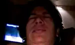 Ограничен младеж с porno kini голям гумен човек в банята