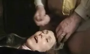 Близнаците дават много erotikaru забавления на фермерите.