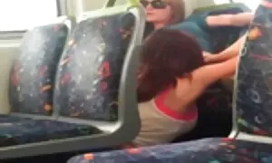 Здрав човек издърпва натоварено порно празнене вътре училище на страница