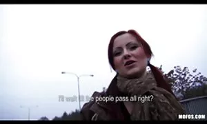 Той erotika tv доведе една зряла жена в гората и се съблече на матрак.