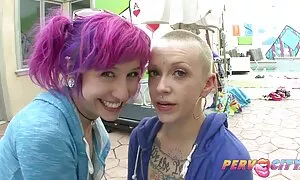 Тъмнокоса жена се опитва да я porno komiksy направи щастлива.