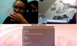 Гледайте я гола в seks video 4k банята